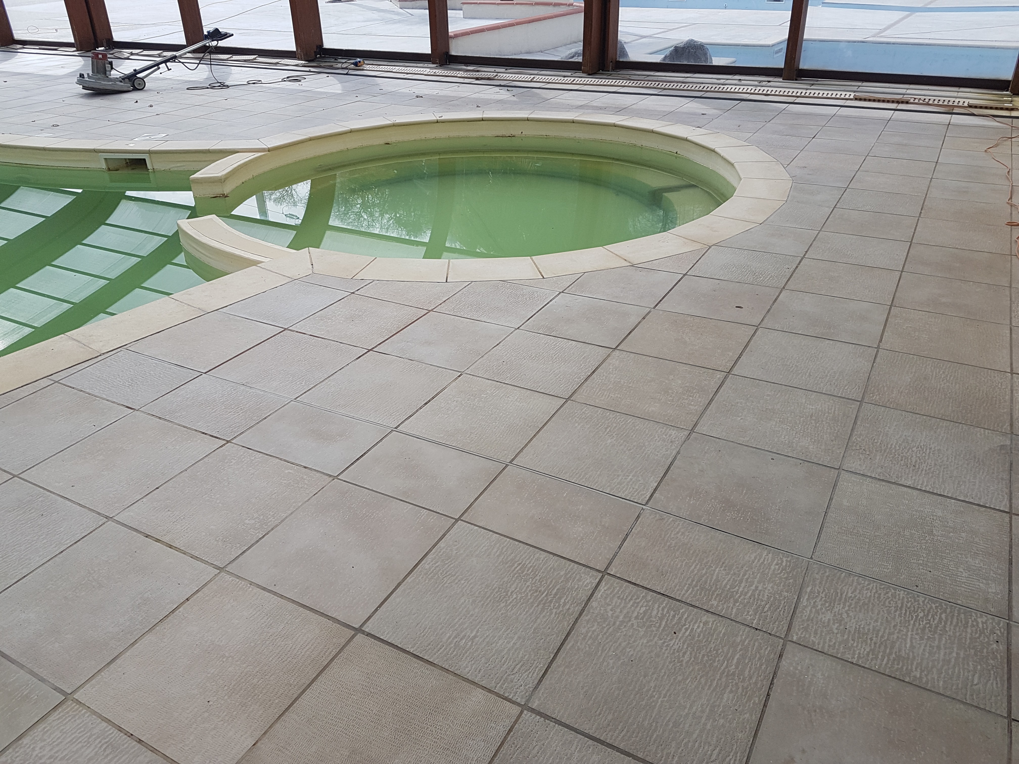 Plage de piscine résine 100% antidérapante