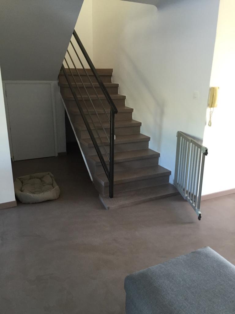 Escalier et sol résine aspect béton